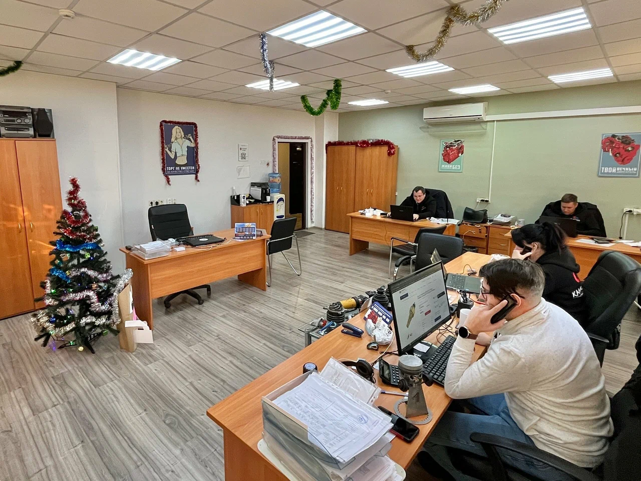 Специалист Камспартс проверяет заявку клиента